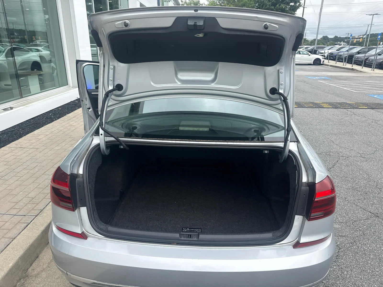 Used 2018 Reflex Silver Metallic Volkswagen 2.0T SE image 21