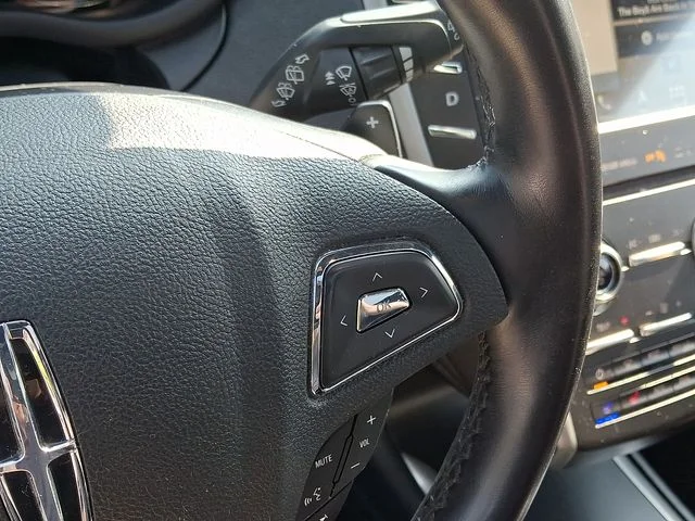 Used 2019 Red Lincoln Reserve image 22