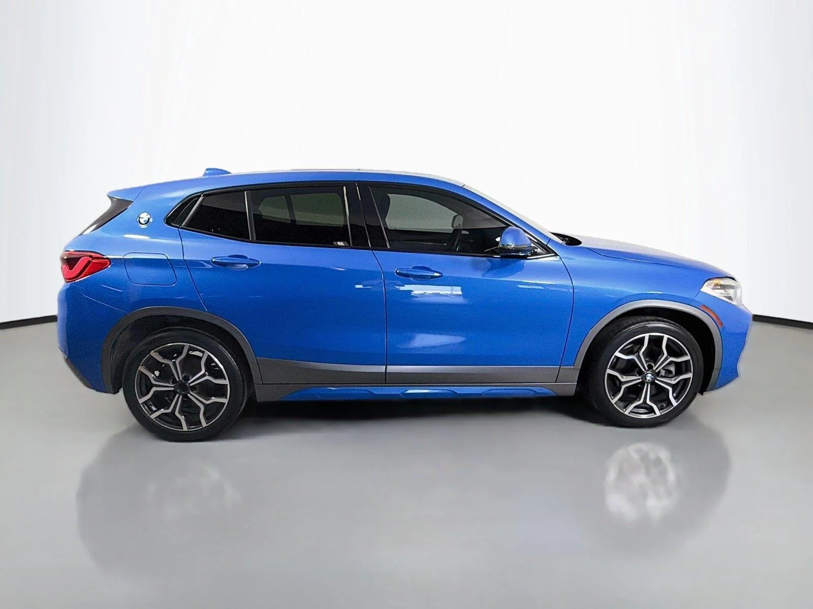 Used 2018 Misano Blue Metallic BMW sDrive28i image 4