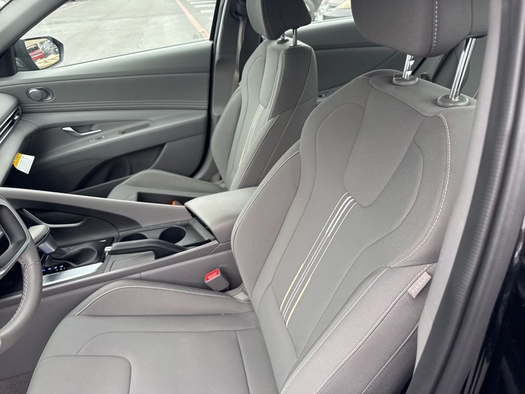 2025 Hyundai Elantra SEL - Photo 6