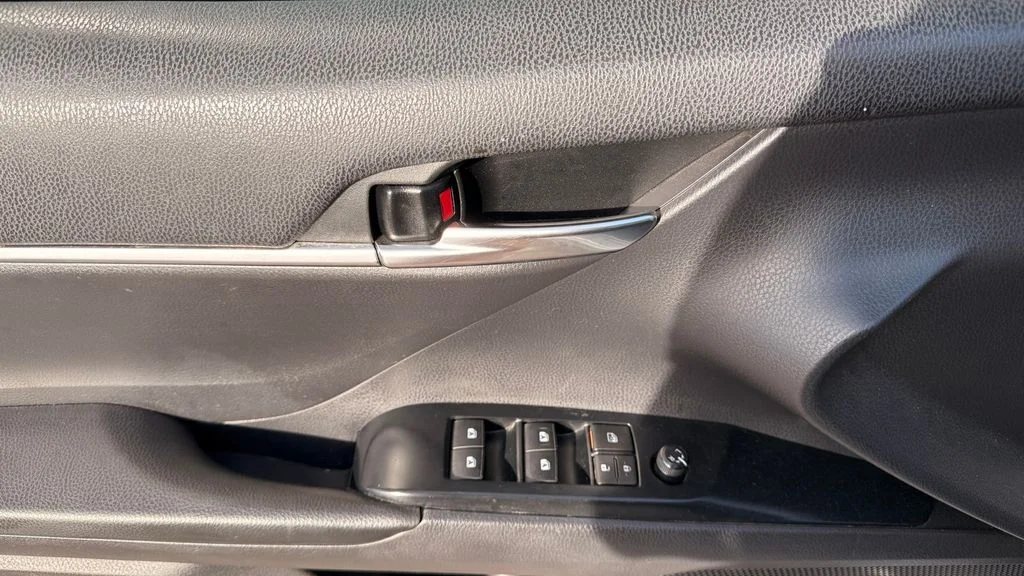 Used 2019 Silver Toyota SE image 11