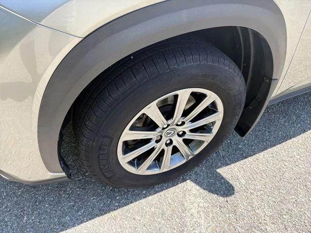 Used 2018 Silver Lexus 300h image 10