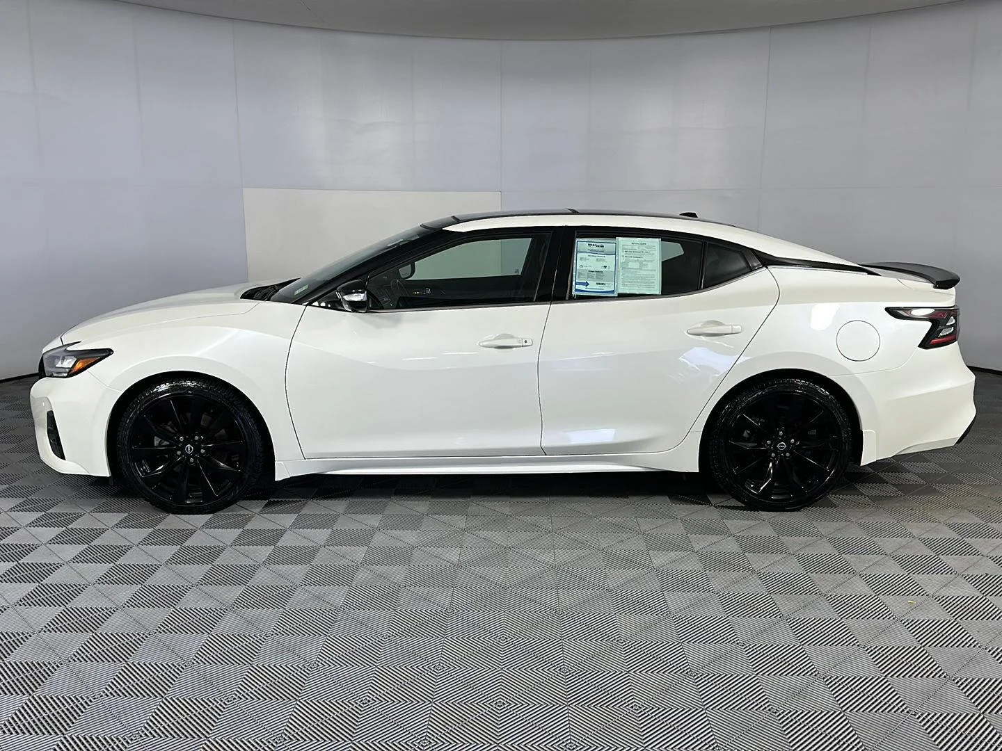 Used 2023 Pearl White Tricoat Nissan SR image 7