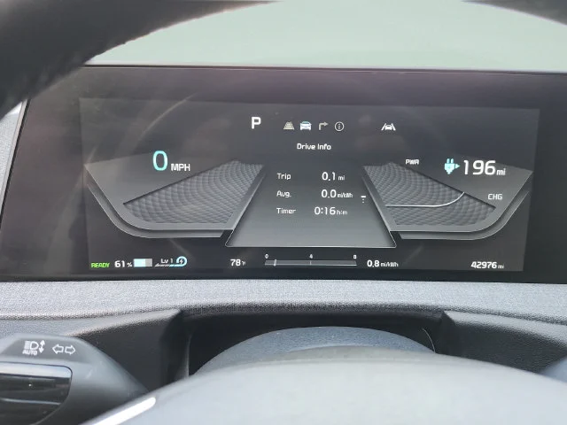 Used 2022 White Kia Wind image 37