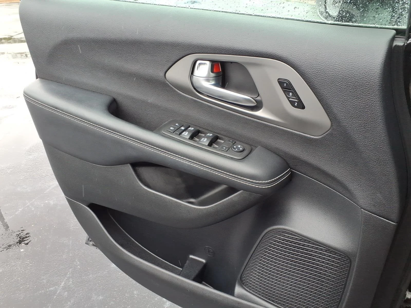 Used 2025 Diamond Black Crystal Pearlcoat Chrysler Select image 27
