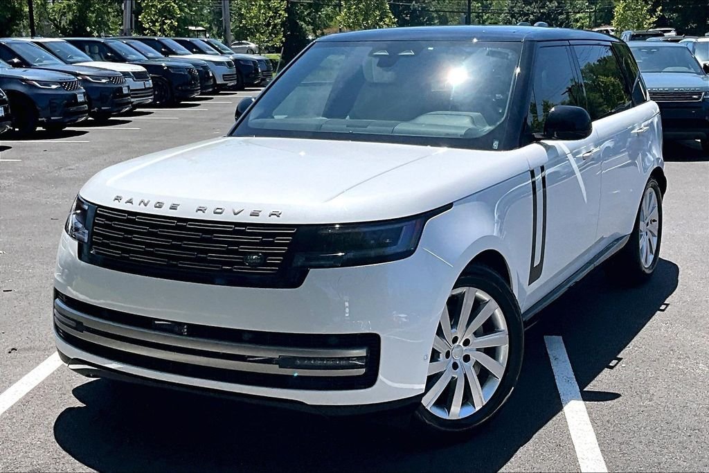 Used 2025 White Land Rover SE image 1