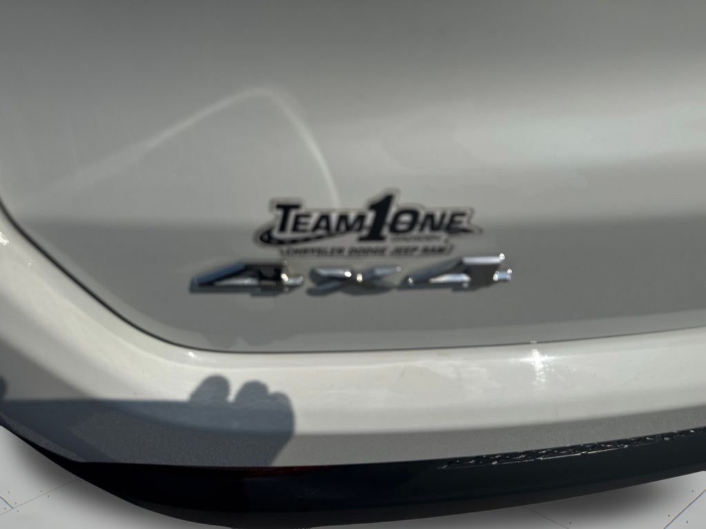 Used 2025 Bright White Clearcoat Jeep Latitude image 39