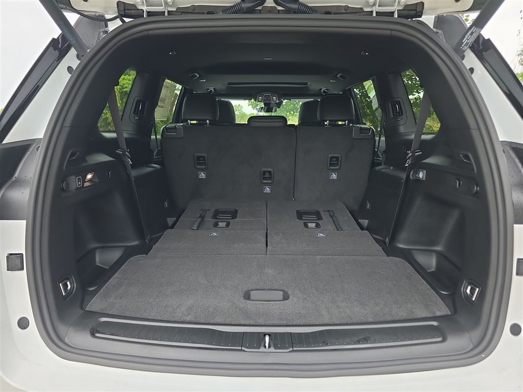 New 2027 Bright White Clear-Coat Paint Jeep Laredo Altitude image 14