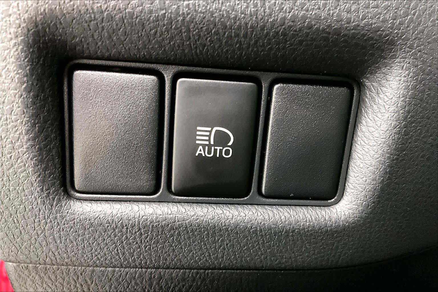 Used 2018 Iceberg/Ruby Flare Pearl Toyota XLE image 32
