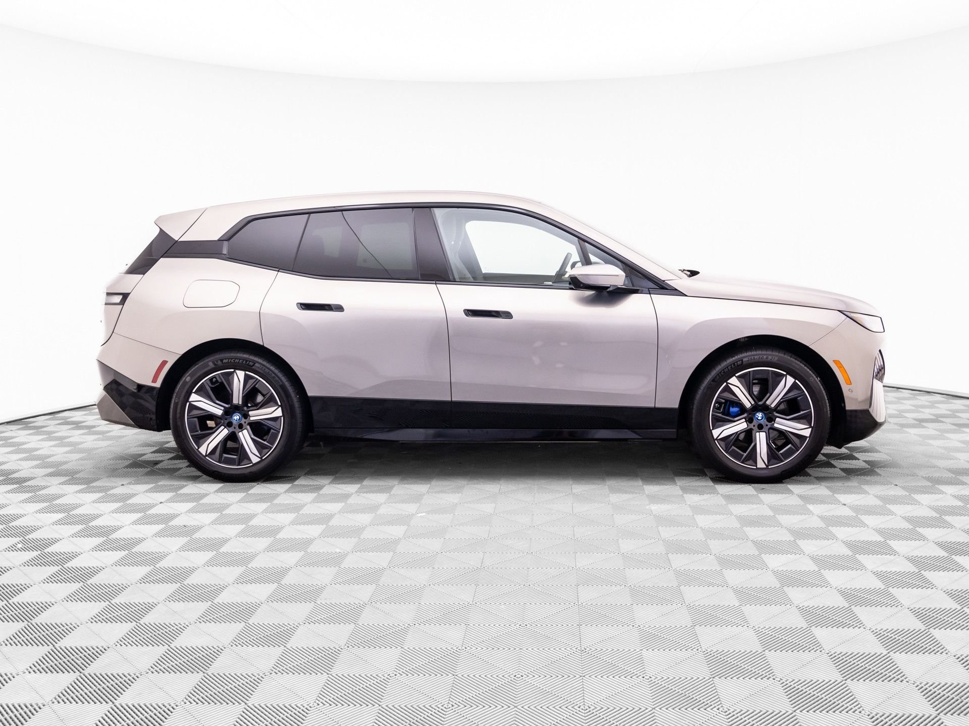 Used 2024 Gray BMW xDrive50 image 6