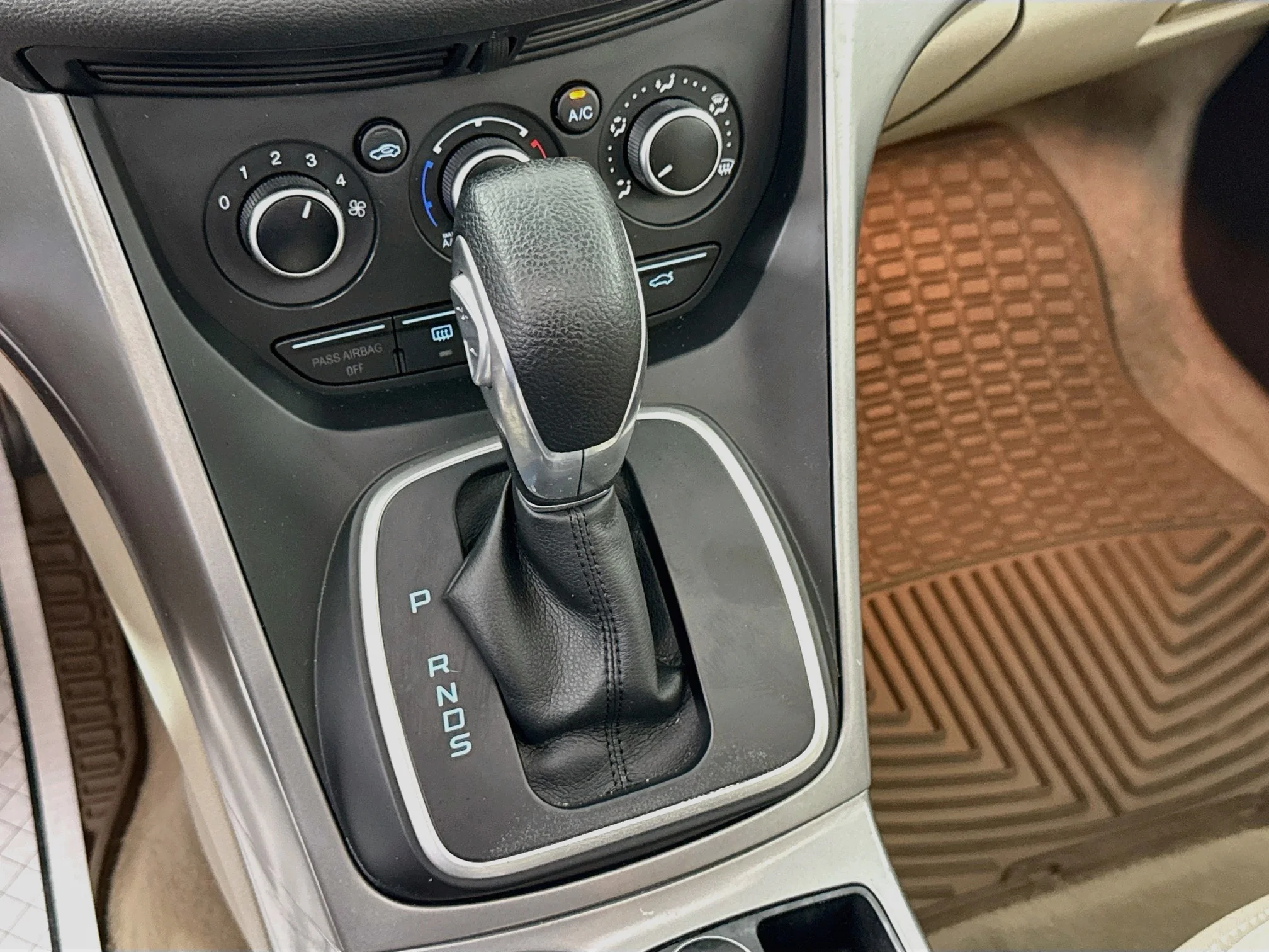 Used 2013 Oxford White Ford SE image 19