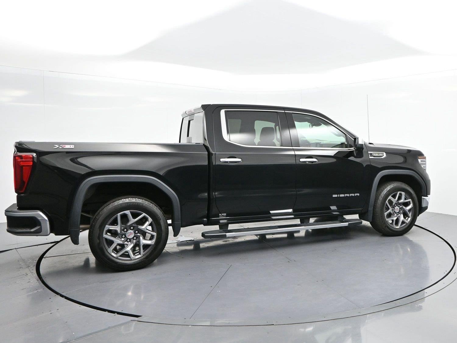 Used 2023 ONYX BLACK GMC SLT image 8
