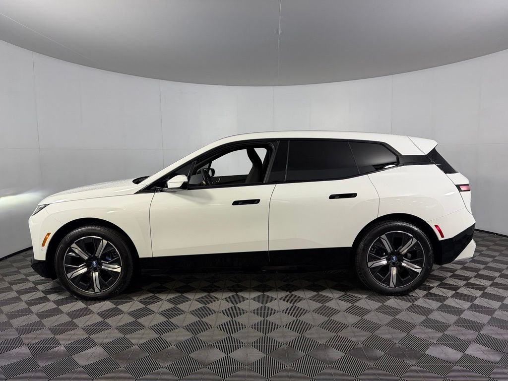 Used 2023 White BMW xDrive50 image 9