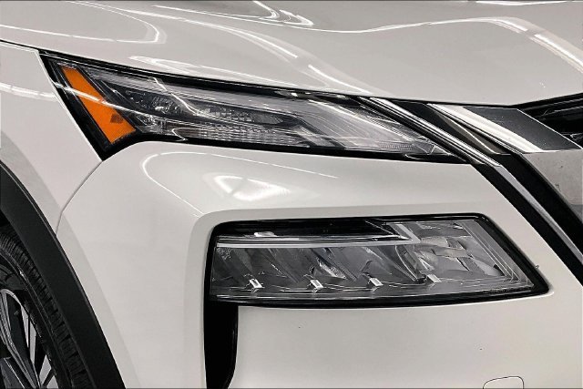 Used 2021 Glacier White Nissan SV image 34