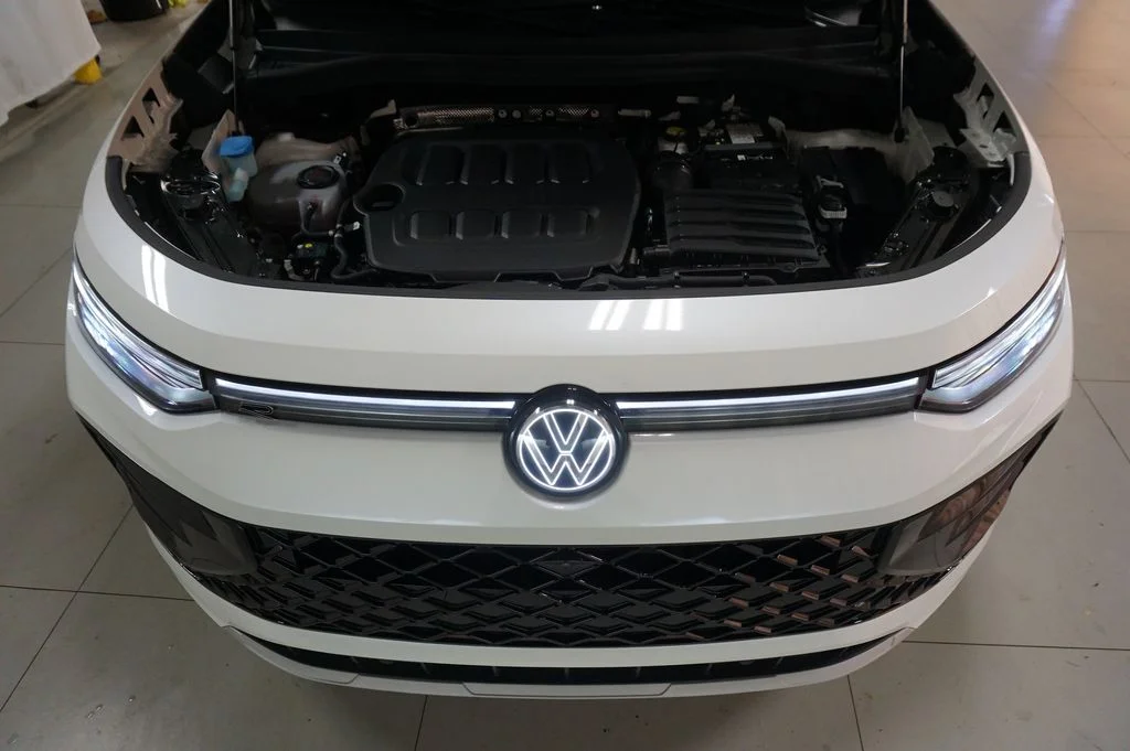 Certified Used 2025 Opal White Pearl Volkswagen 2.0T SEL R-Line image 48