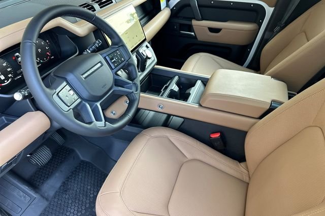 New 2026 White Land Rover X-Dynamic SE image 9