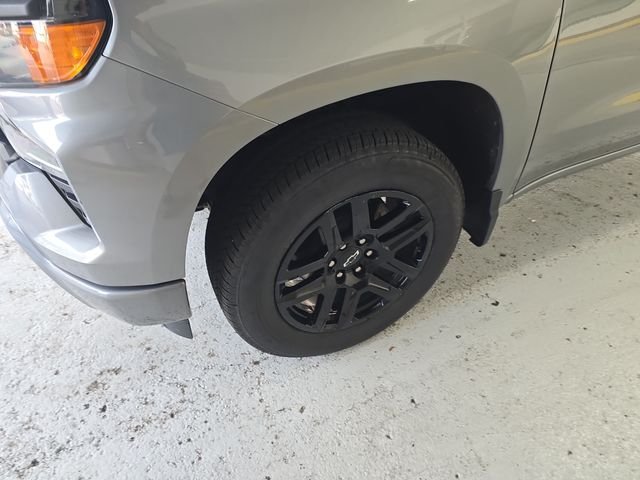 Used 2023 Gray Chevrolet Custom image 9