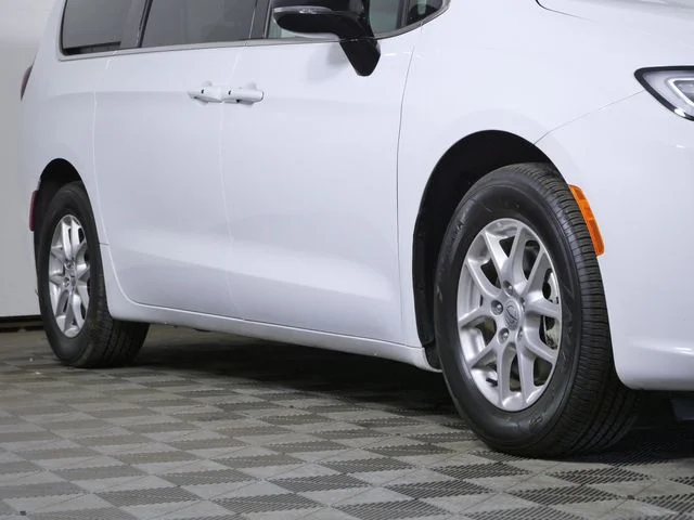 Certified 2024 Chrysler Pacifica Touring L with VIN 2C4RC1BG1RR122903 for sale in White Bear Lake, Minnesota