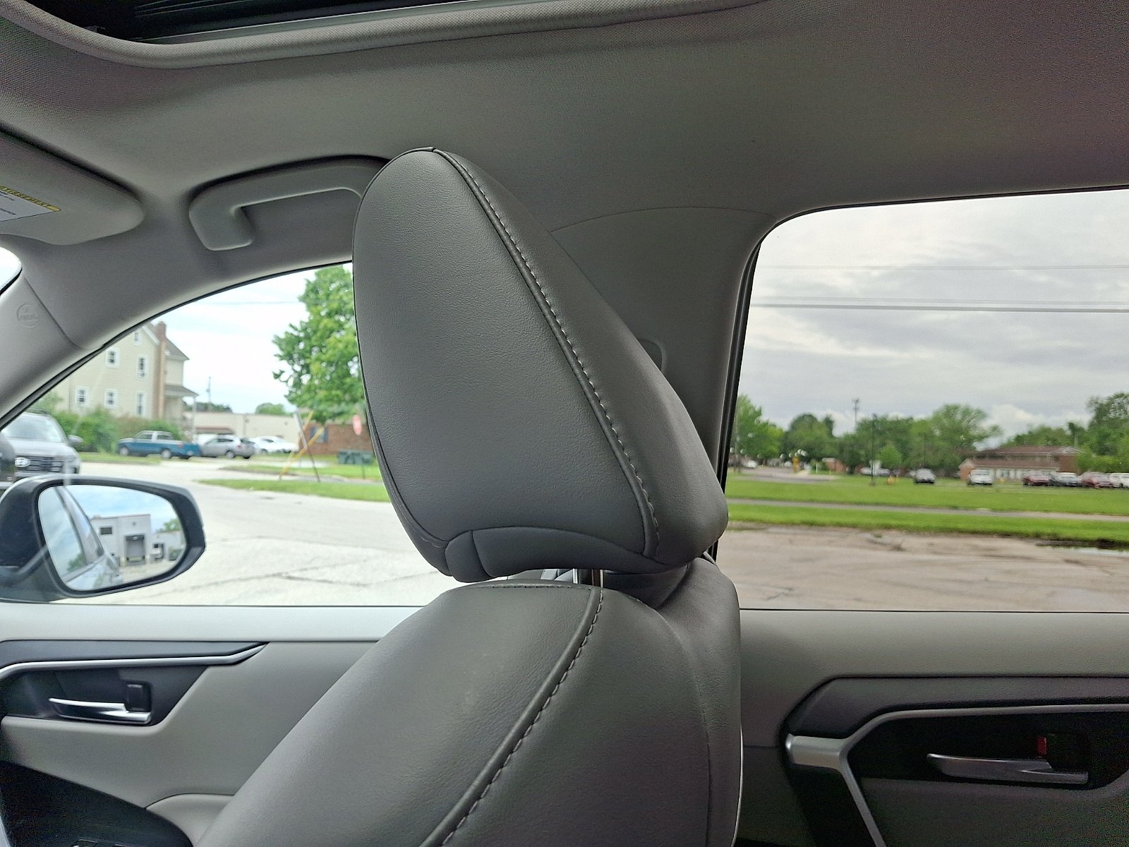 2019 Toyota RAV4 XLE Premium - Photo 18