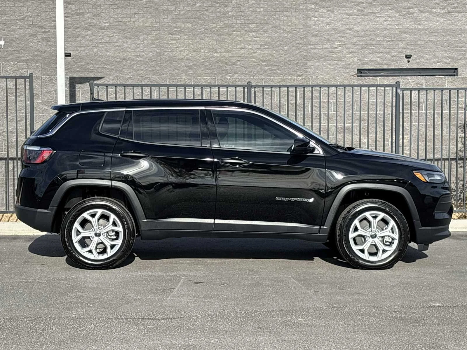 Used 2025 Diamond Black Crystal Pearlcoat Jeep Sport image 10