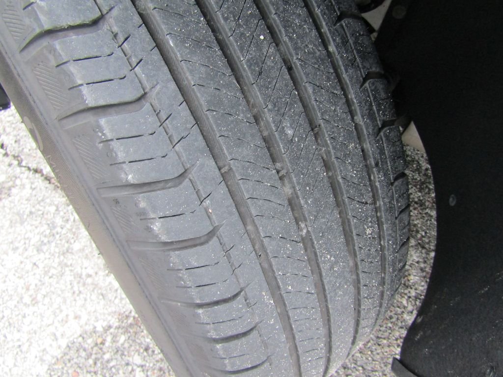 Used 2025 White GMC Elevation image 30