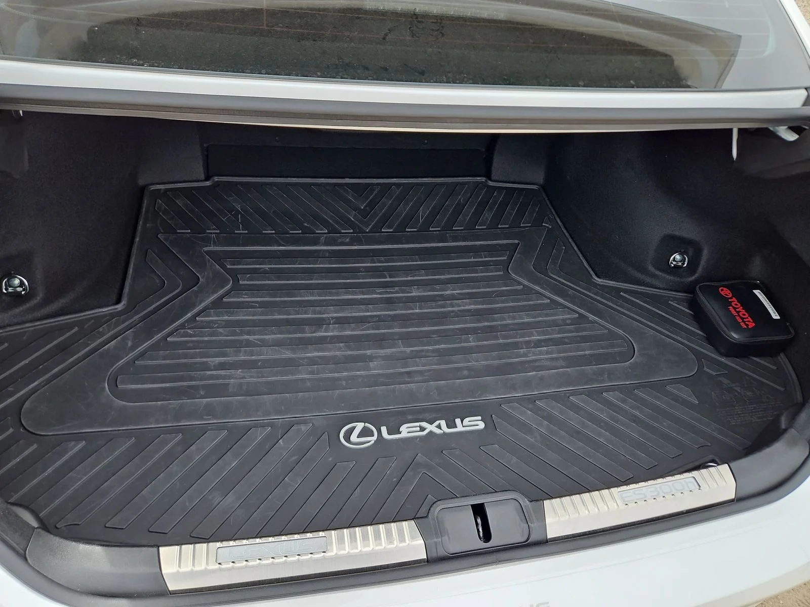 Certified Used 2025 White Pearl Lexus 300h image 6