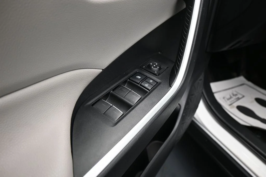 Used 2022 White Toyota XLE image 11