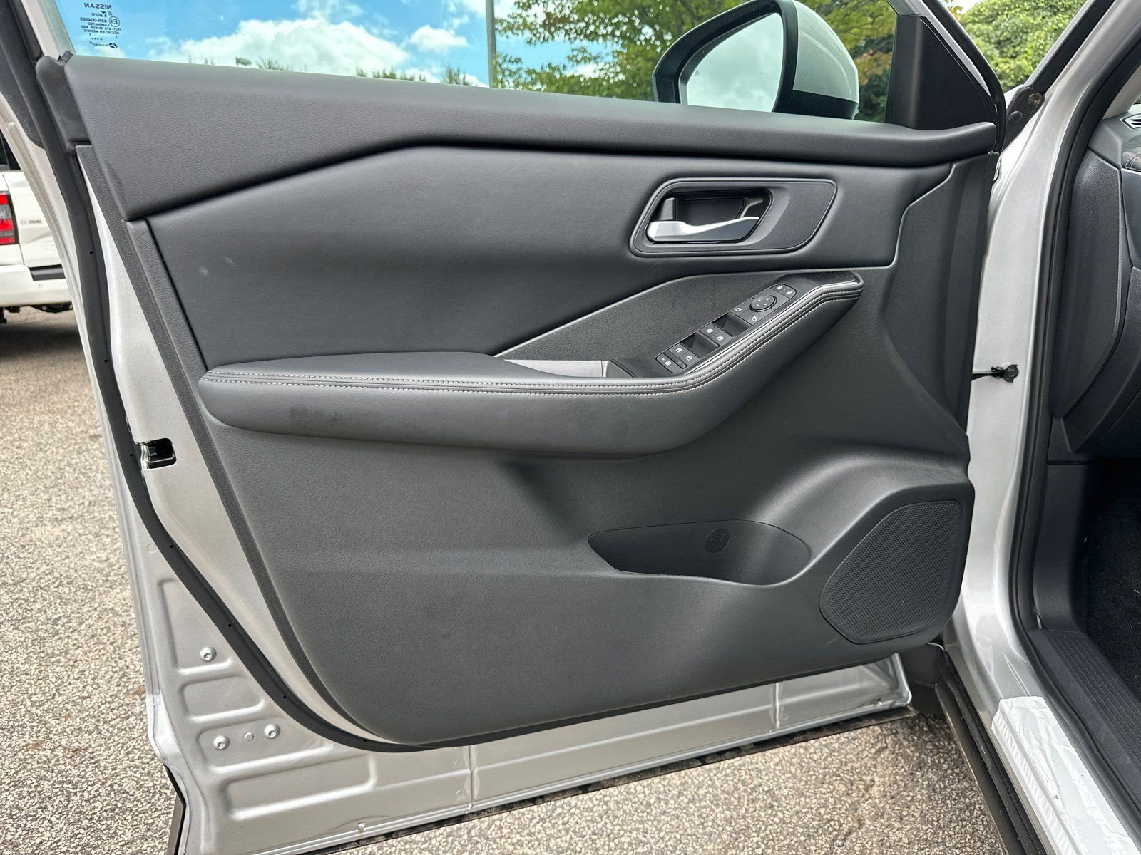 2025 Nissan Rogue SV - Photo 11