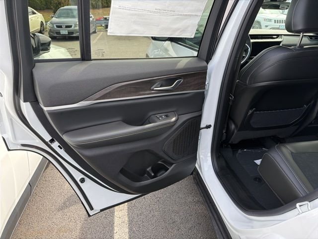 New 2026 Bright White Clear-Coat Exterior Paint Jeep Altitude image 10