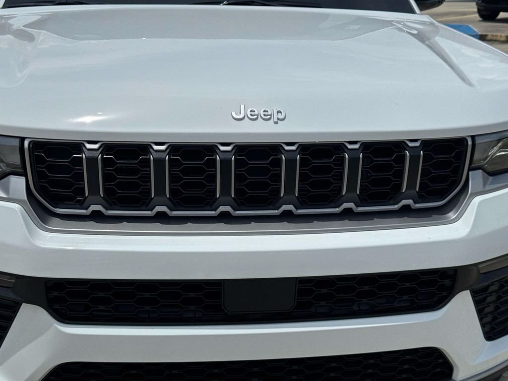New 2026 Bright White Clear-Coat Exterior Paint Jeep Limited image 6
