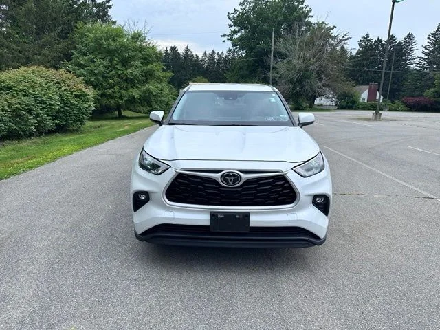 Used 2023 Off-white Toyota LE image 8