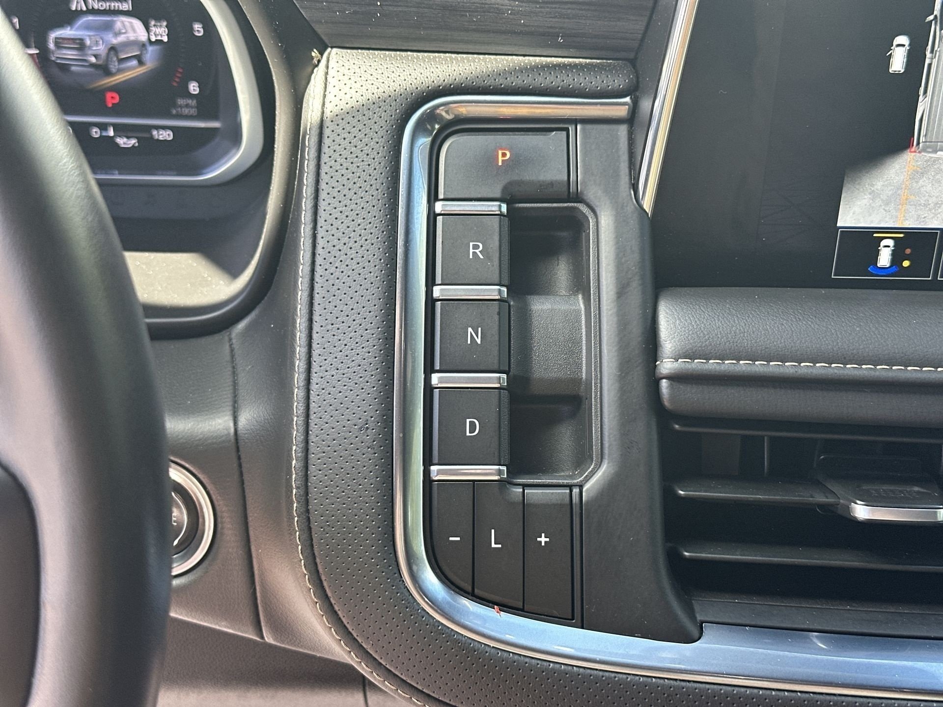 2023 GMC Yukon SLT - Photo 16