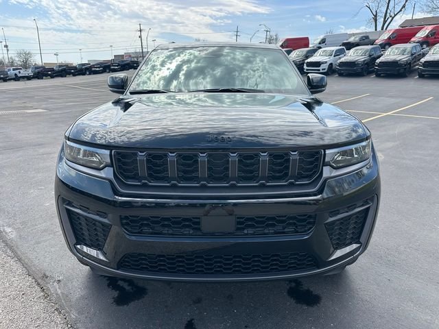New 2026 Diamond Black Crystal Pearl-Coat Exterior Paint Jeep Altitude image 3