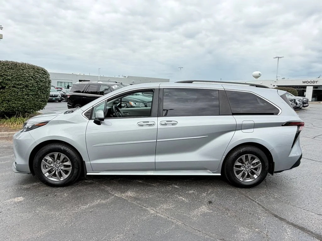 2024 Toyota Sienna XLE - Photo 6