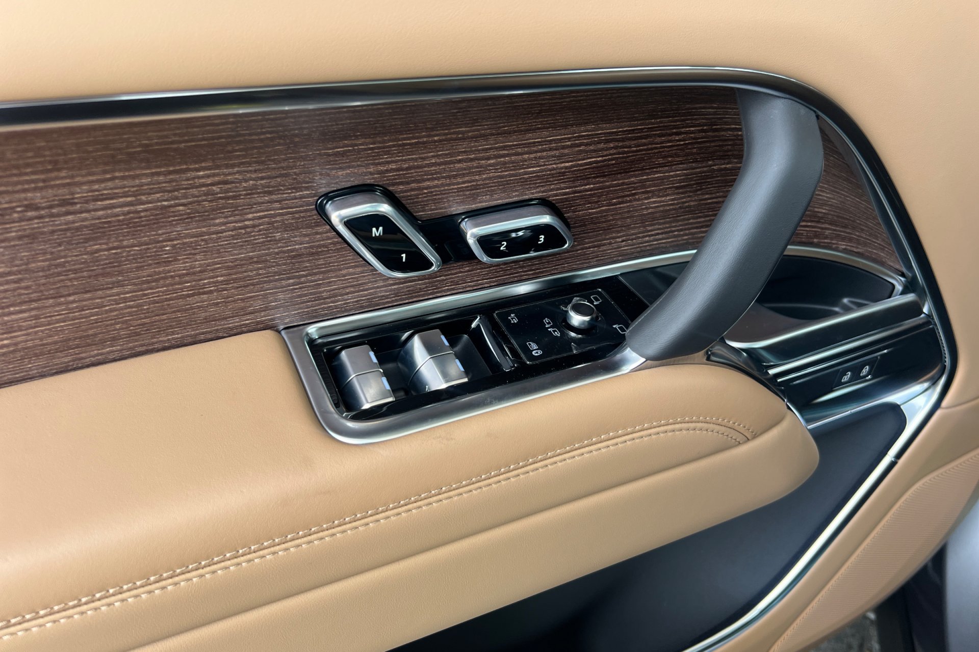New 2026 Eiger Grey Land Rover SE image 14