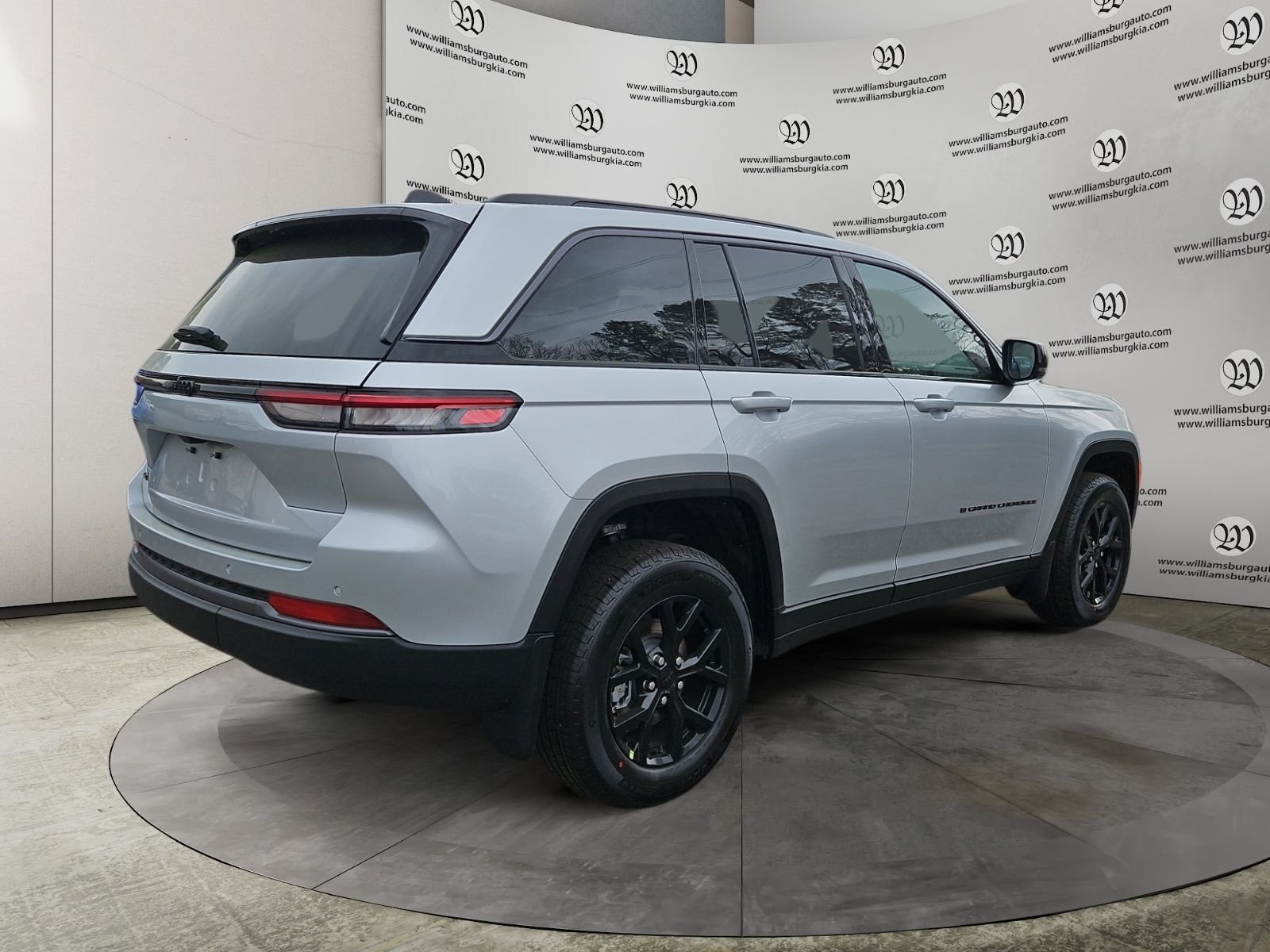 New 2026 Silver Zynith Exterior Paint Jeep Altitude image 5
