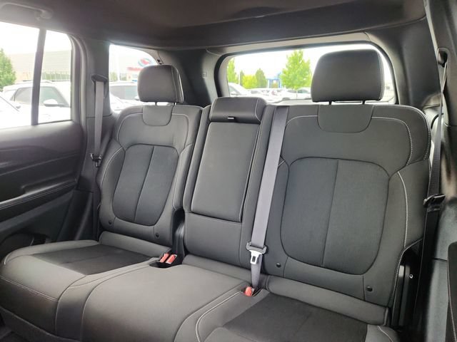 Used 2025  Jeep Laredo image 28