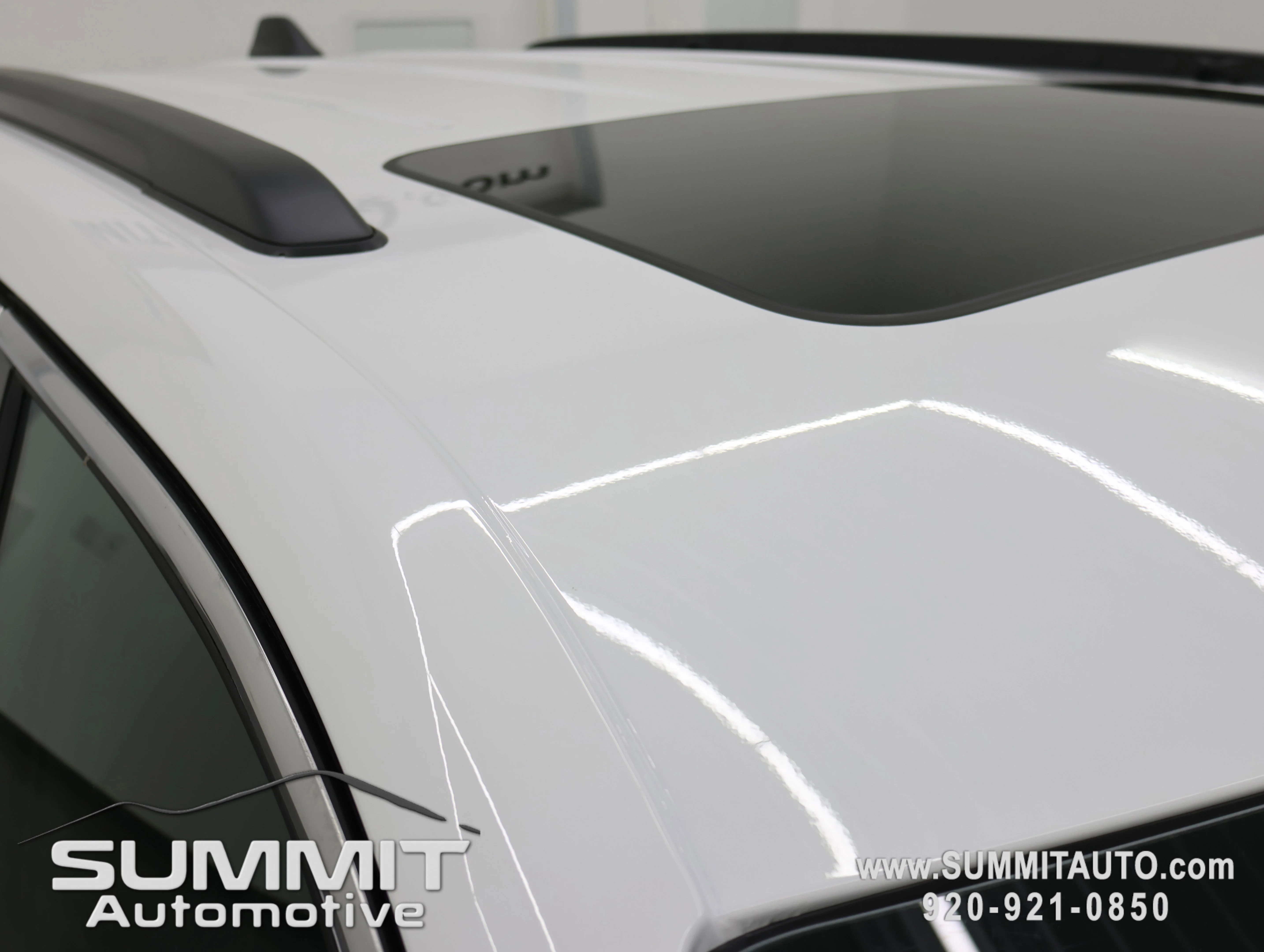 New 2026 Bright White Clear-Coat Exterior Paint Jeep Laredo X image 4