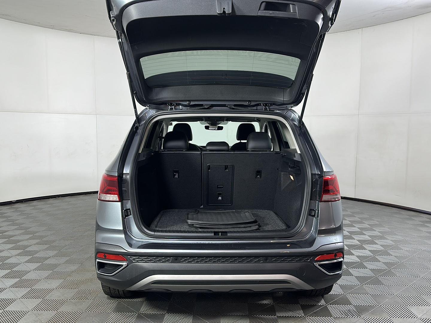 Used 2022 Platinum Gray Metallic Volkswagen SEL image 17