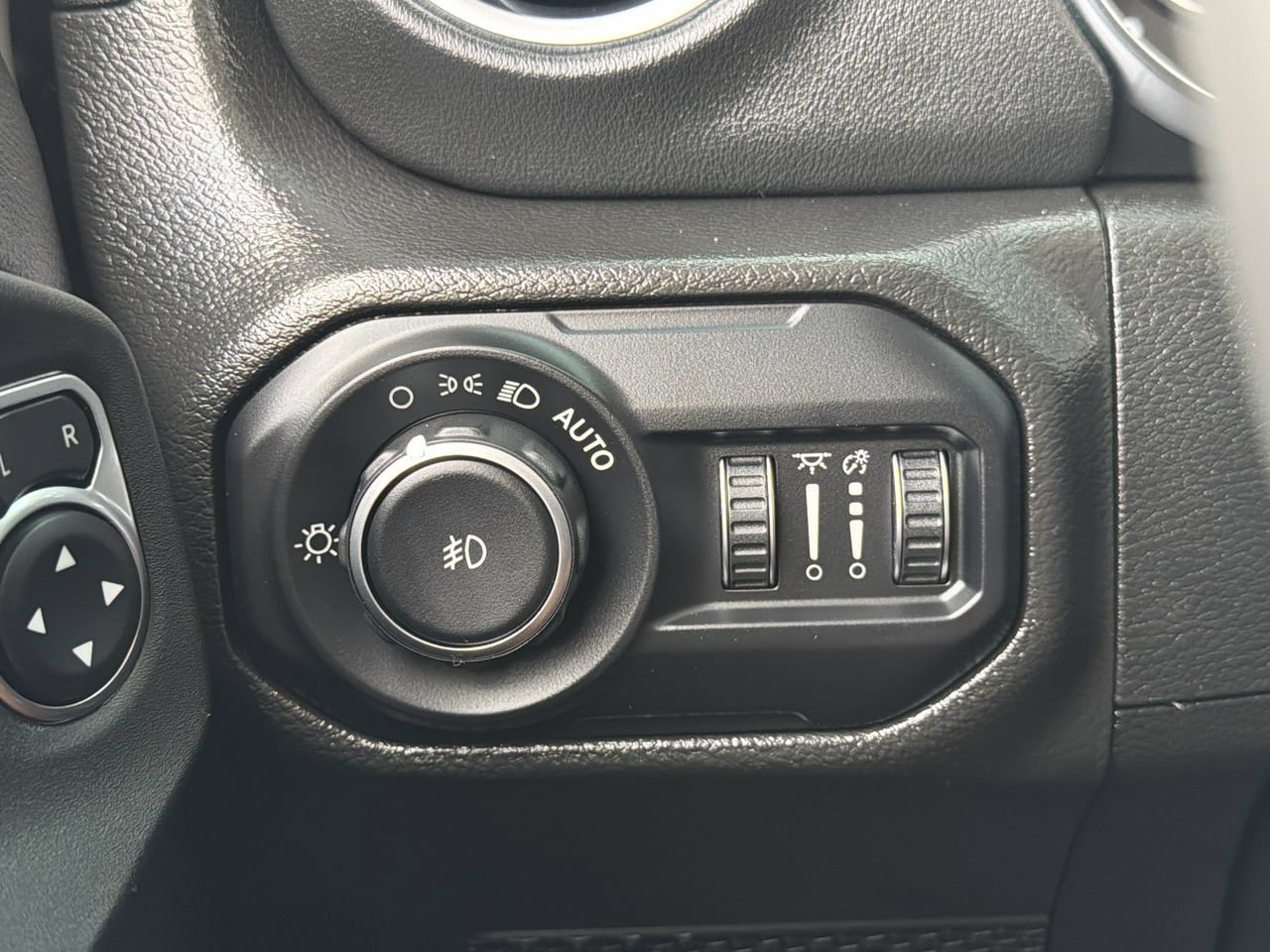 Used 2022 Sting-Gray Clearcoat Jeep Unlimited Sahara image 26