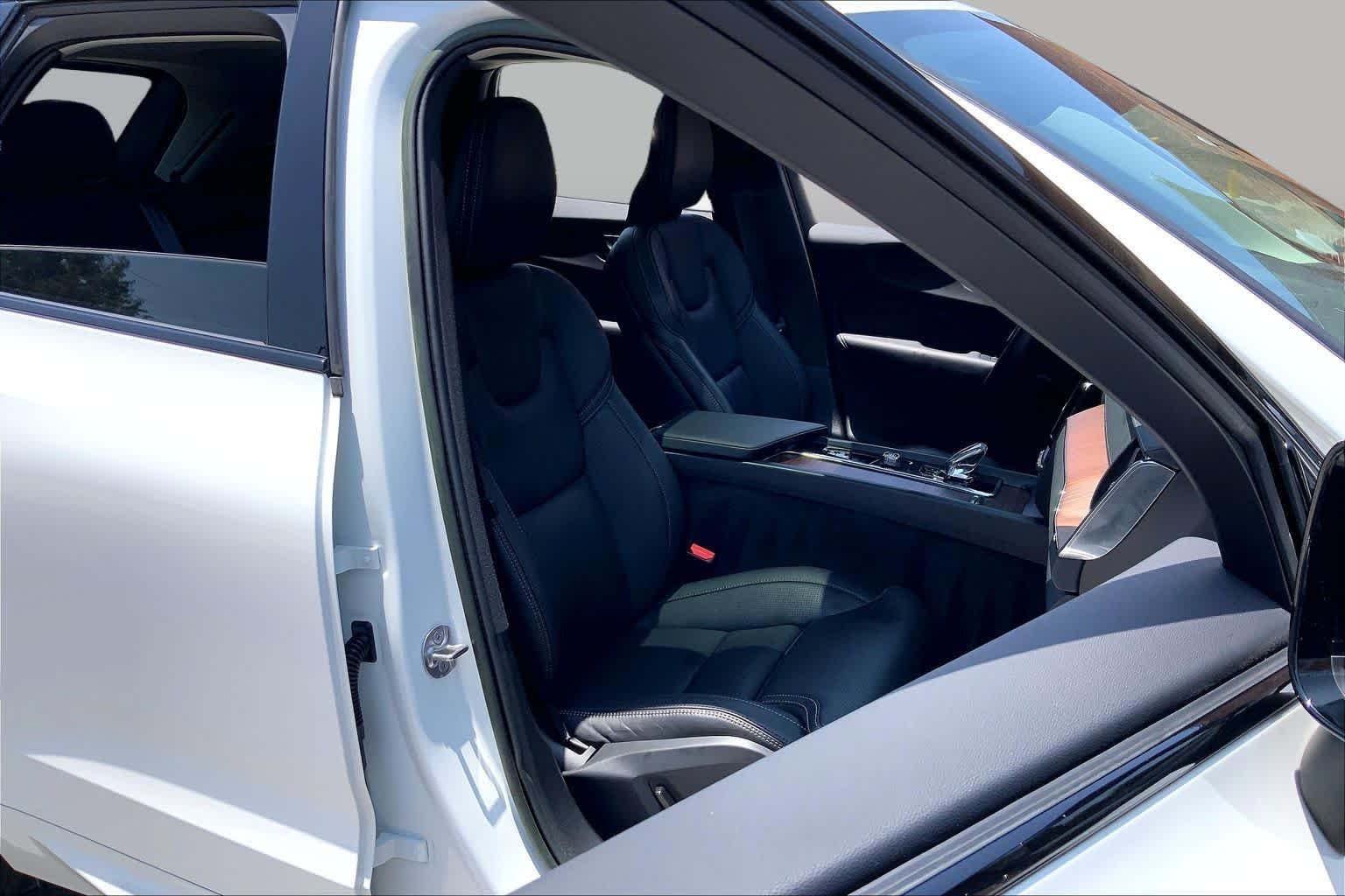 Used 2023 Crystal White Metallic Volvo Ultimate Dark Theme image 9