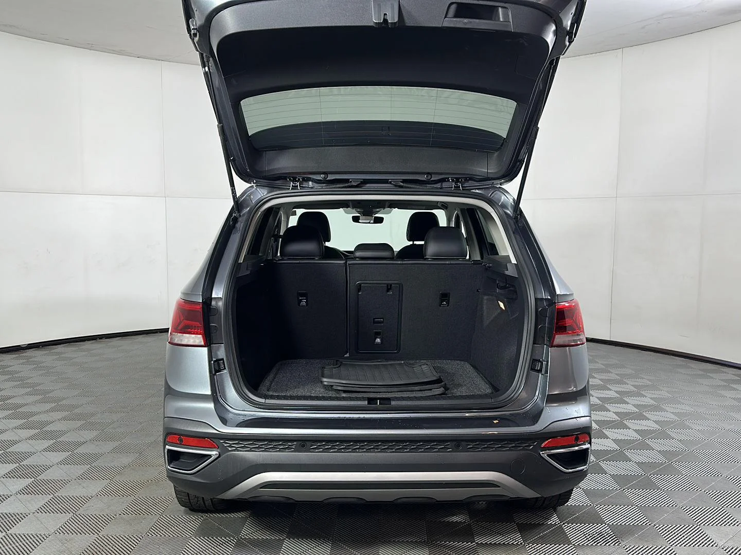 Used 2022 Platinum Gray Metallic Volkswagen SEL image 6