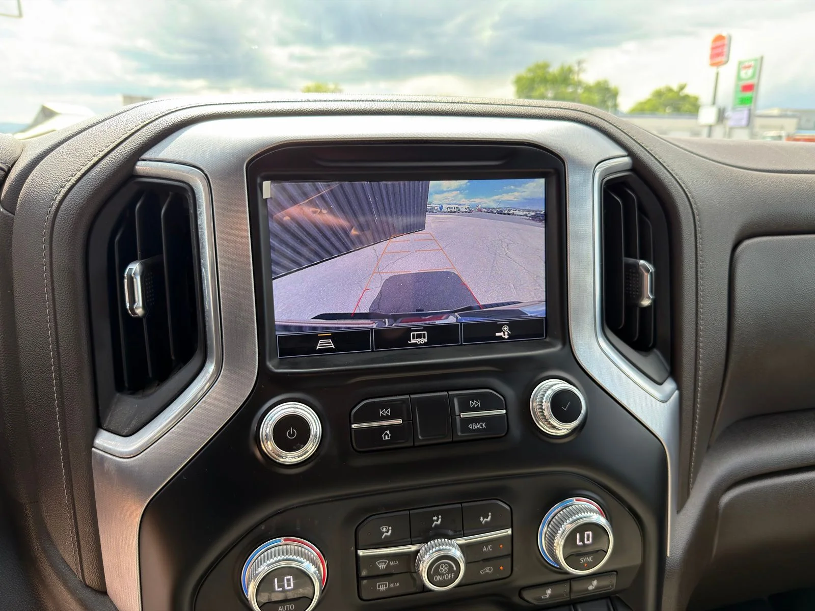 Used 2023 White GMC SLT image 27