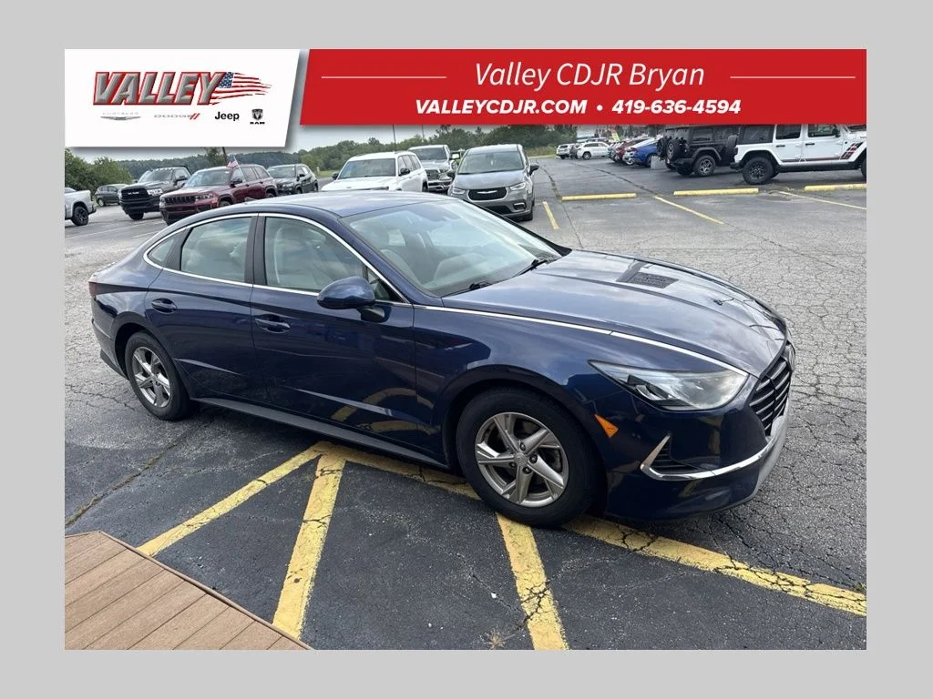 Used 2020 Blue Hyundai SE image 1