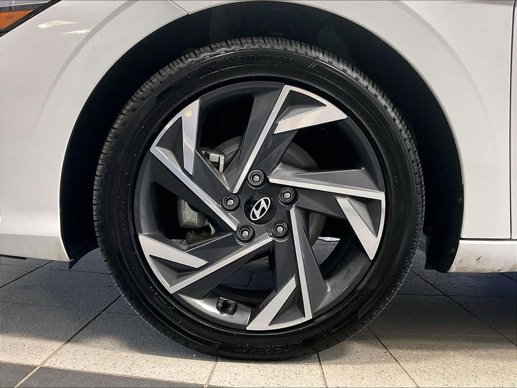 Used 2025 White Hyundai SEL Sport image 7