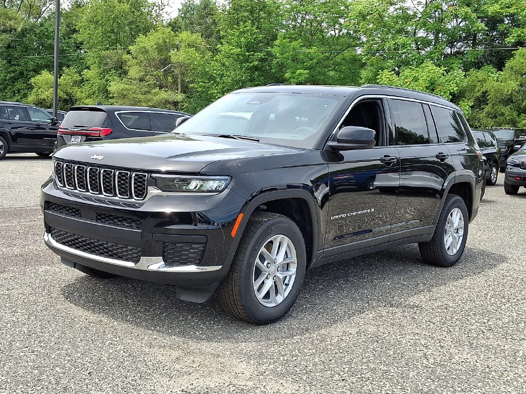 New 2026 Diamond Black Crystal Pearl-Coat Exterior Paint Jeep Laredo X image 4
