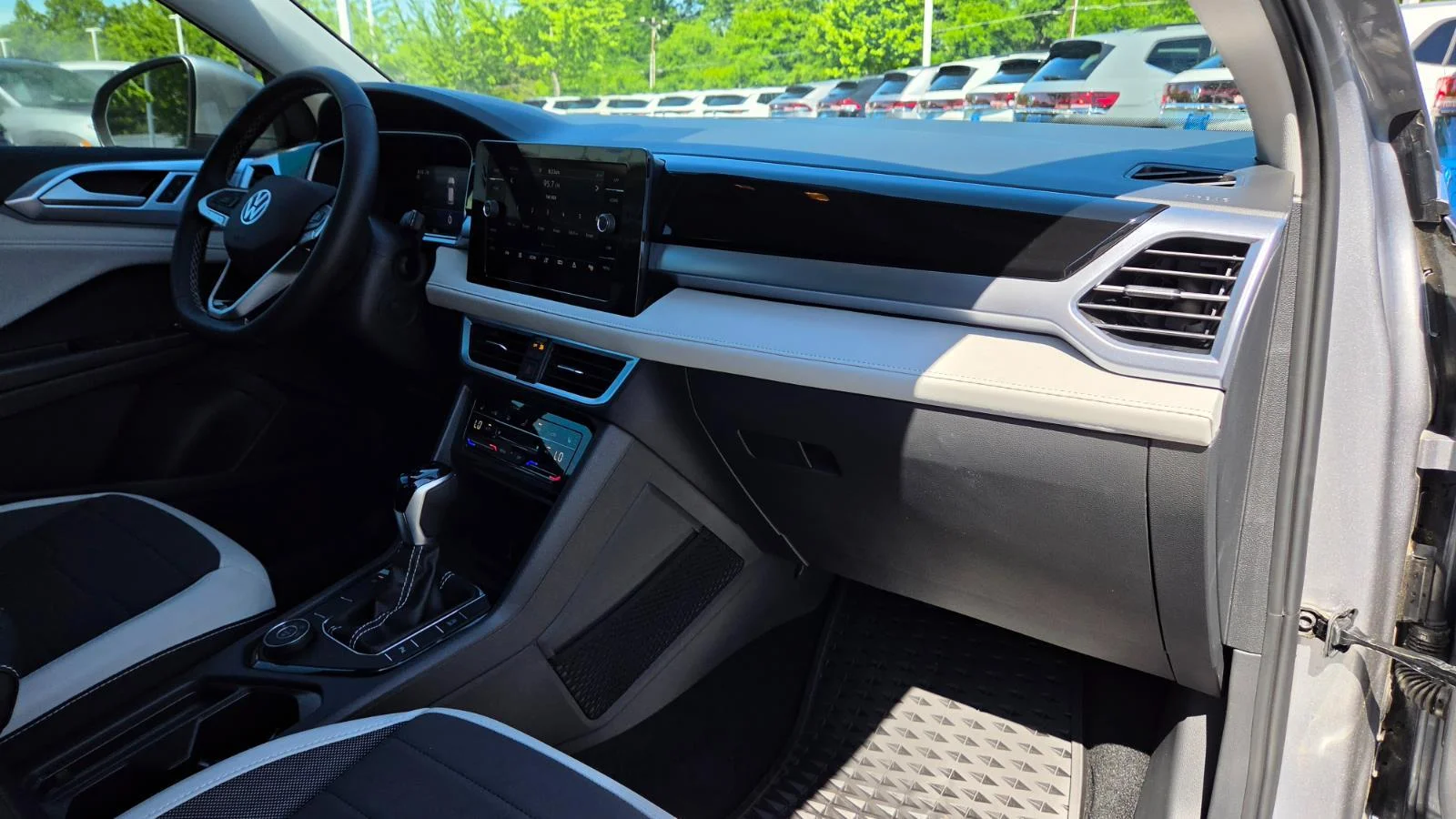 2025 Volkswagen Taos SE - Photo 49