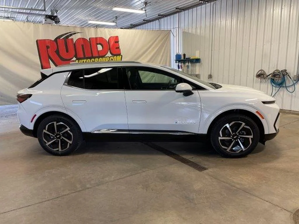 Used 2024 Summit White Chevrolet LT image 5