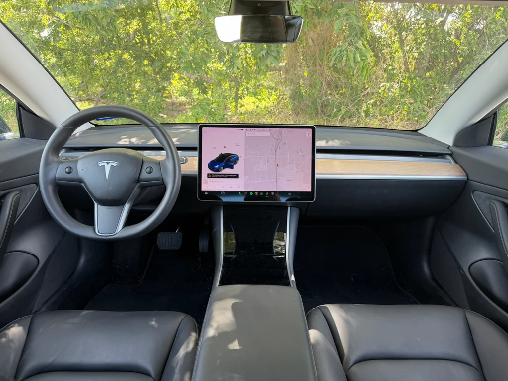 Used 2020  Tesla Standard Range image 11