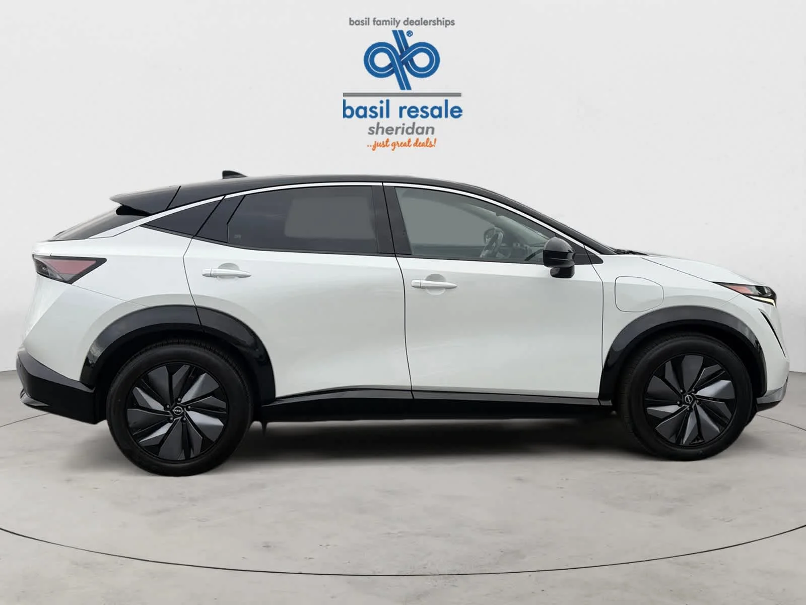 Used 2023 Everest White Pearl Tricoat/Black Diamond Pearl Nissan VENTURE+ image 9